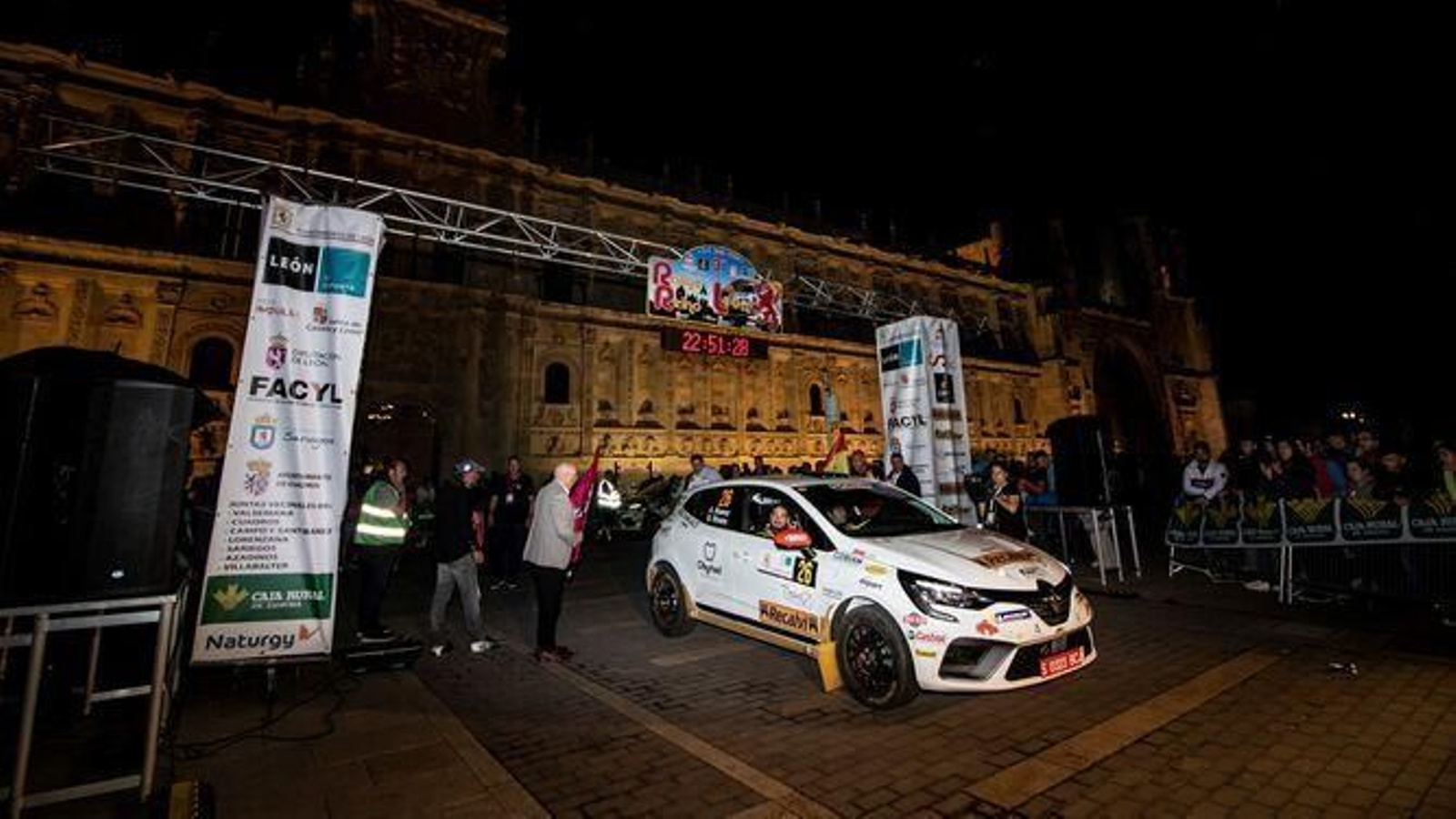 Alberto Bueno toma la salida en el Rally Reino de León. Alberto Bueno toma la salida en el Rally Reino de León.