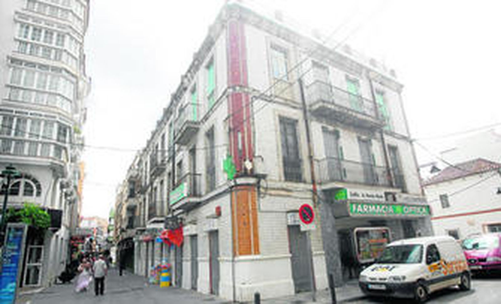 El inmueble, de tres plantas, ocupa el número 17 de la calle Tarifa y hace esquina con la calle Cayetano del Toro.