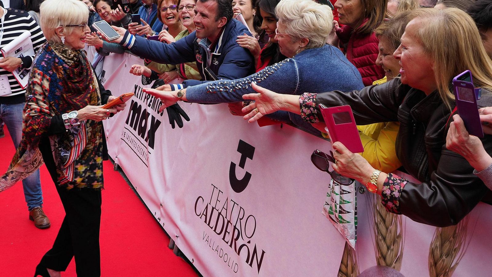 Concha Velasco recibe el cariño del público a la entrada del Teatro Calderón de Valladolid.