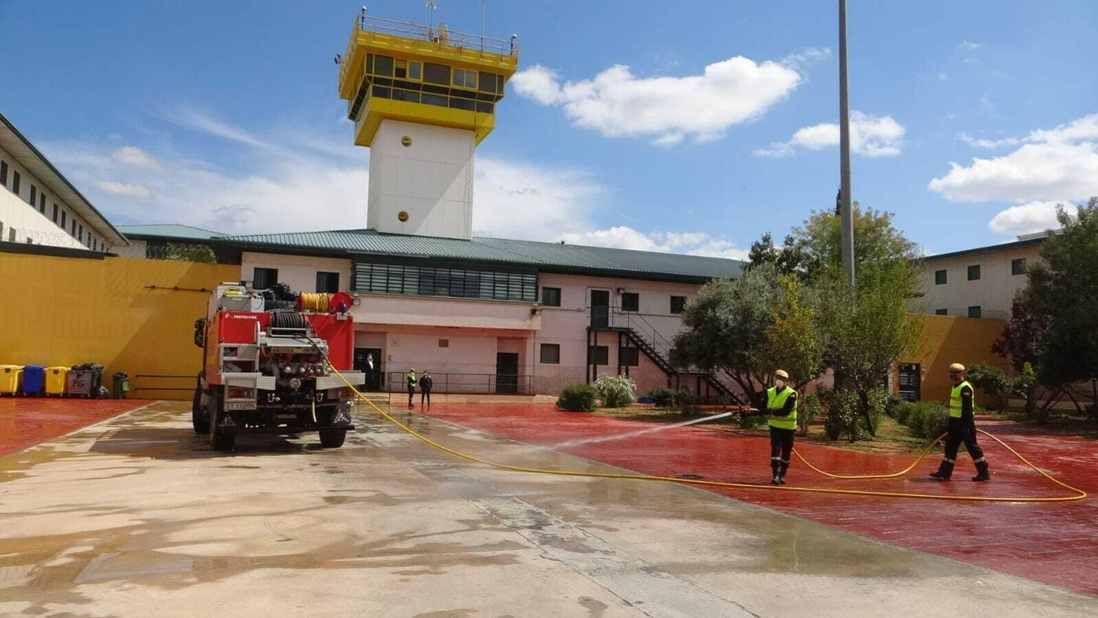 La desinfección de la UME en la cárcel: todas las imágenes
