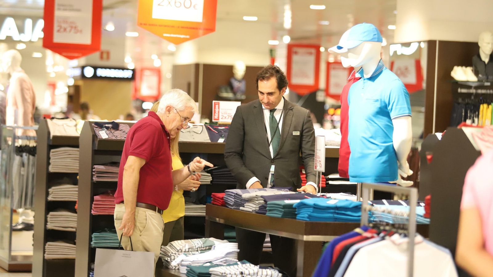 Dos personas compran en las rebajas de El Corte Inglés.