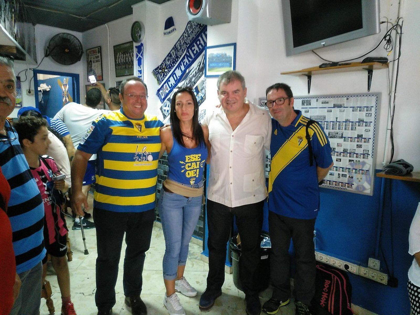 Aficionados del Tenerife y el Cádiz, ayer durante el acto de convivencia que celebraron durante todo el día hasta poco antes del partido.