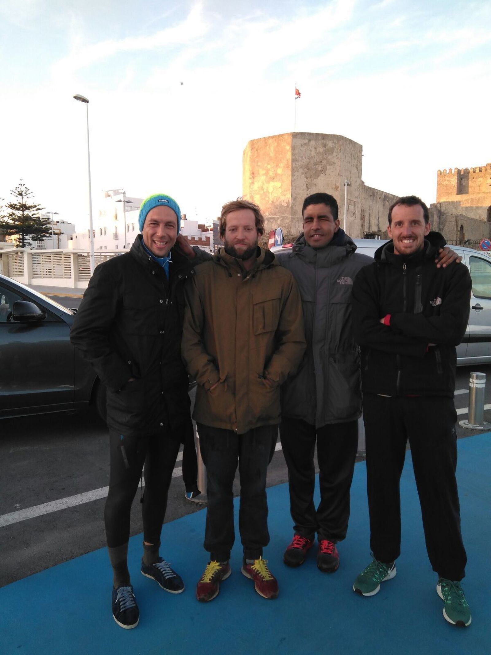 Los cuatro nadadores que realizaron ayer la travesía.