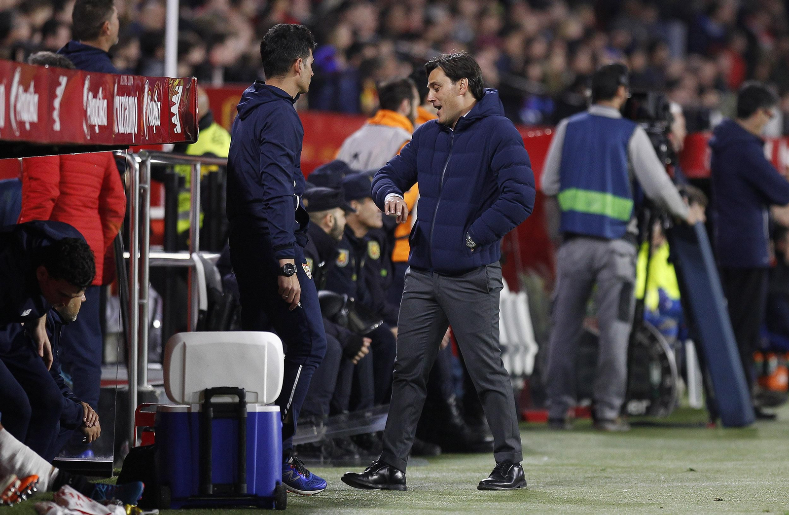 El entrenador del Sevilla, Vincenzo Montella, en el área técnica del Sevilla.