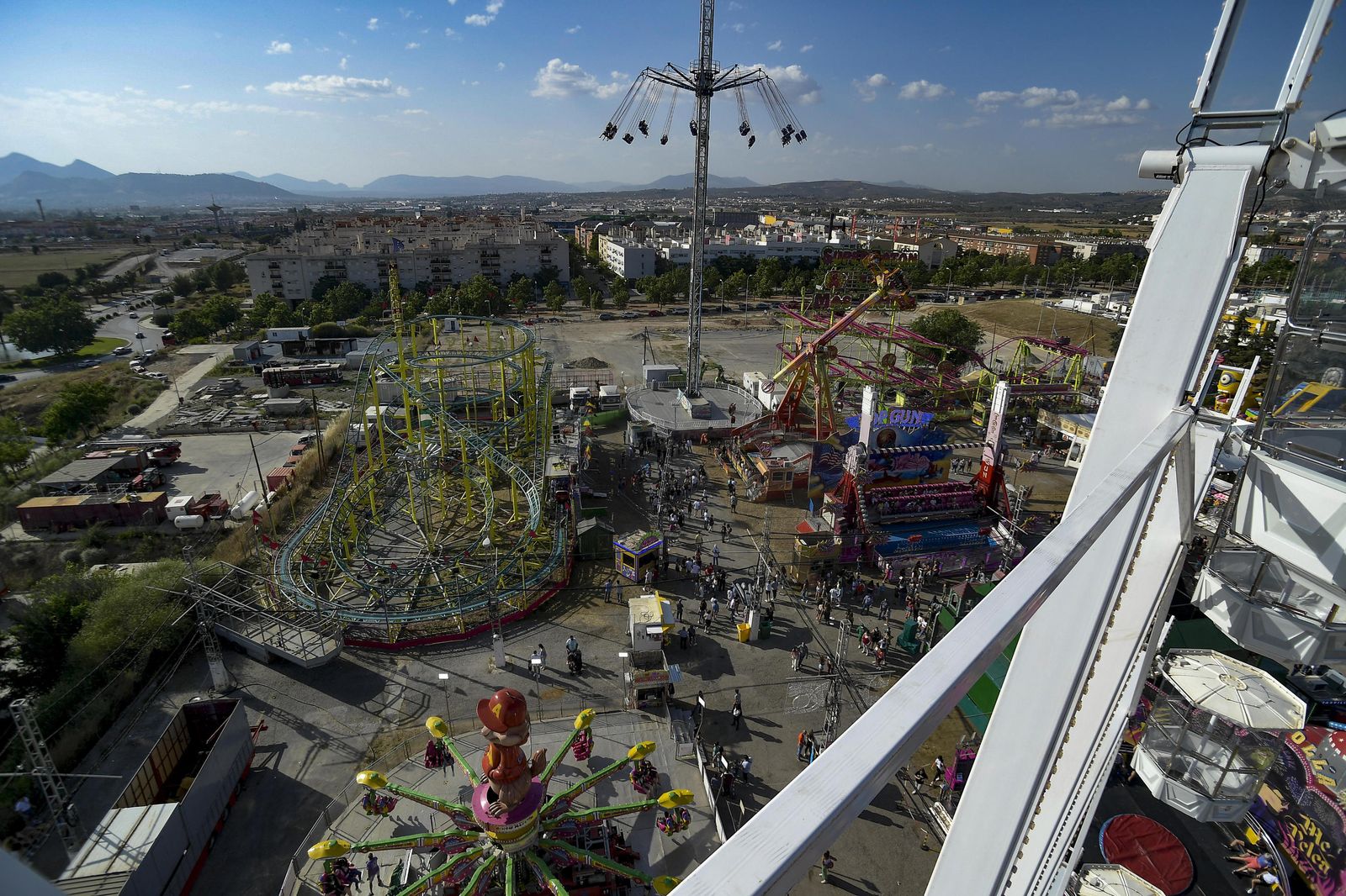 Atracciones de feria, columpios, niños y vida en el Corpus 2021
