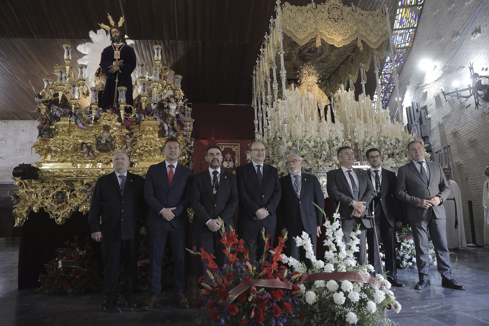José Castro posa junto al resto de la delegación sevillista y los miembros de la hermandad ante los pasos de San Pablo.