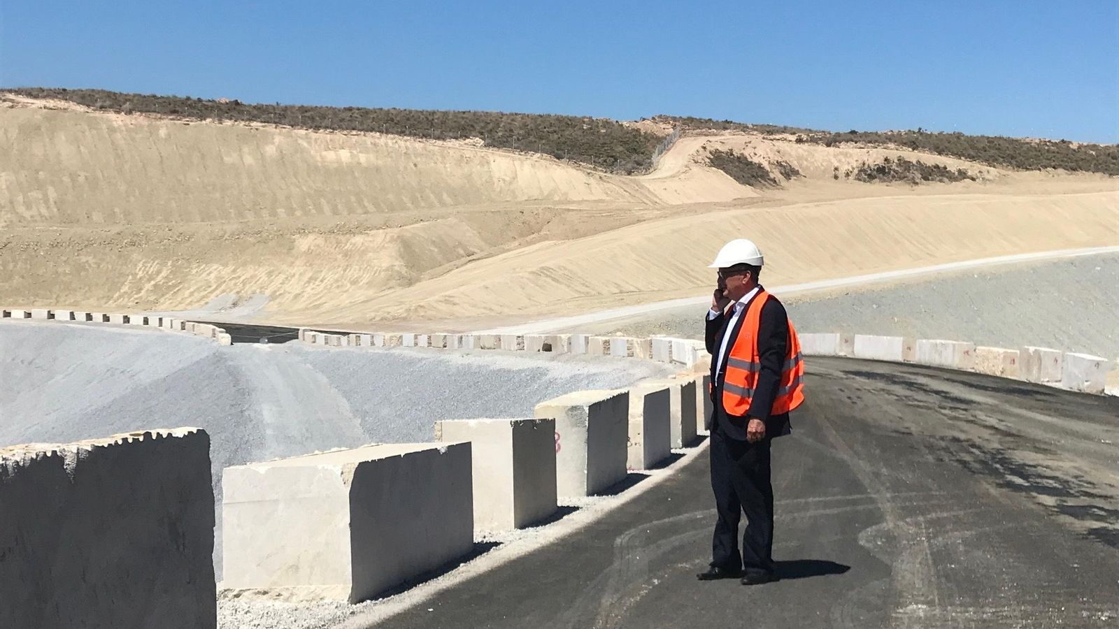 El presidente del Grupo Cosentino, Francisco Martínez-Cosentino, durante la visita el año pasado a la planta de gestión de residuos.