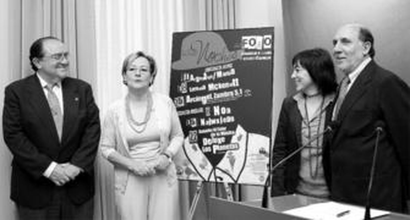 Juan Manuel Díaz Cabrera, Petronila Guerrero, Elena Tobar y Juan José Oña, junto al cartel de la programación.