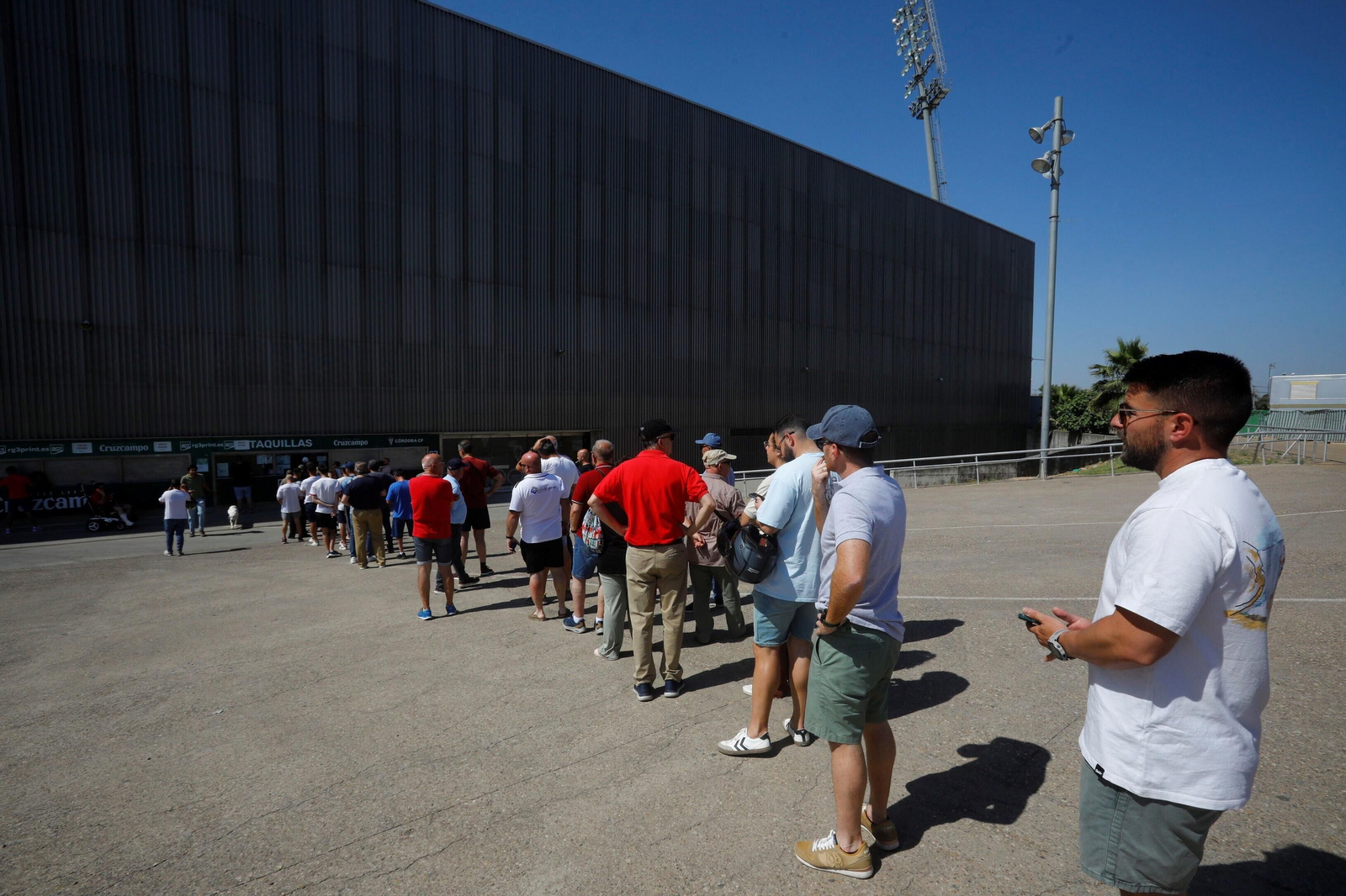 Colas en El Arcángel para hacerse con las entradas de los partidos del Córdoba CF ante la Ponferradina