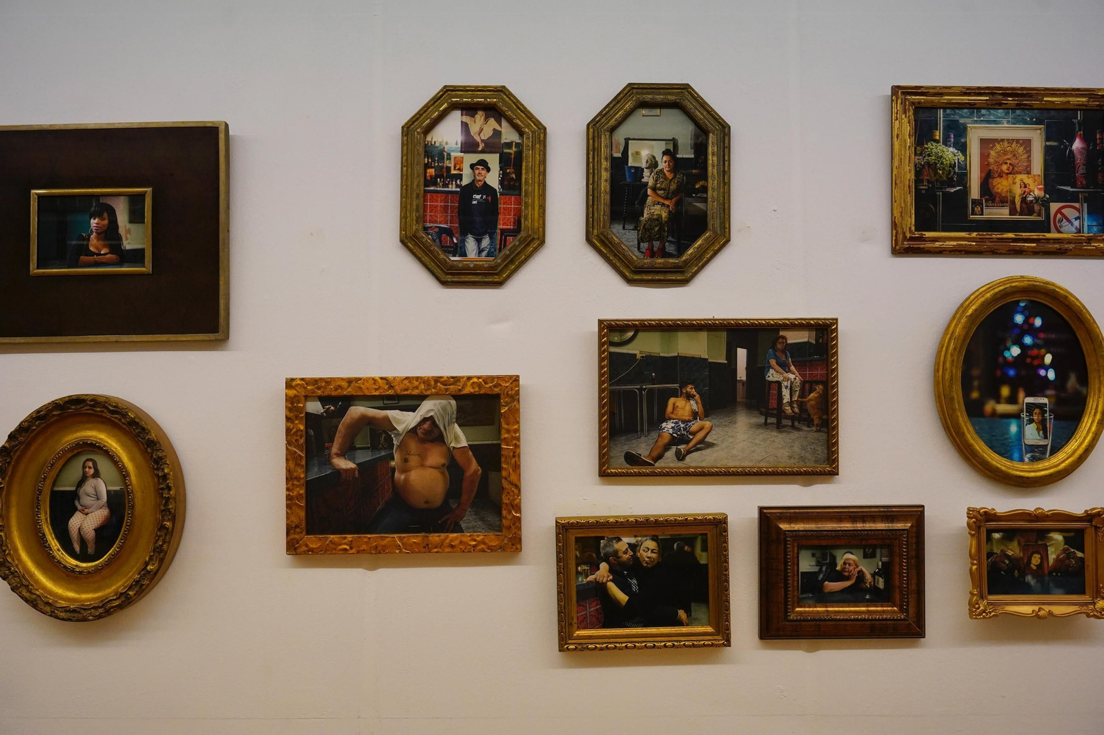 Fotos a Natalia Leiva con su exposición Miénteme, dime que me quieres