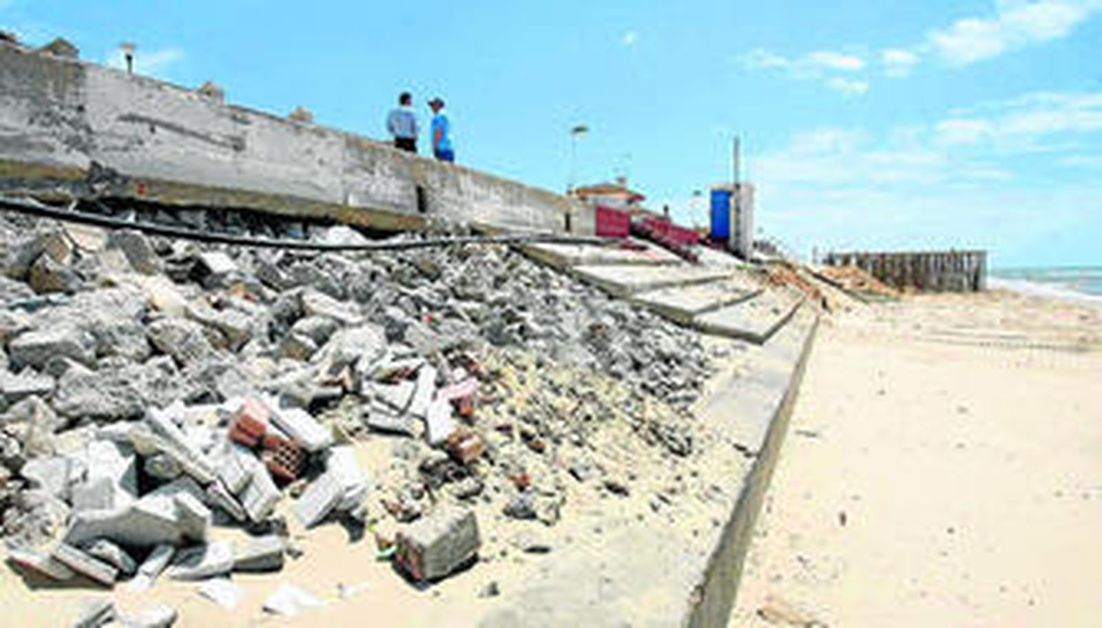 Parte del muro de contención del paseo marítimo de Matalascañas derruido.