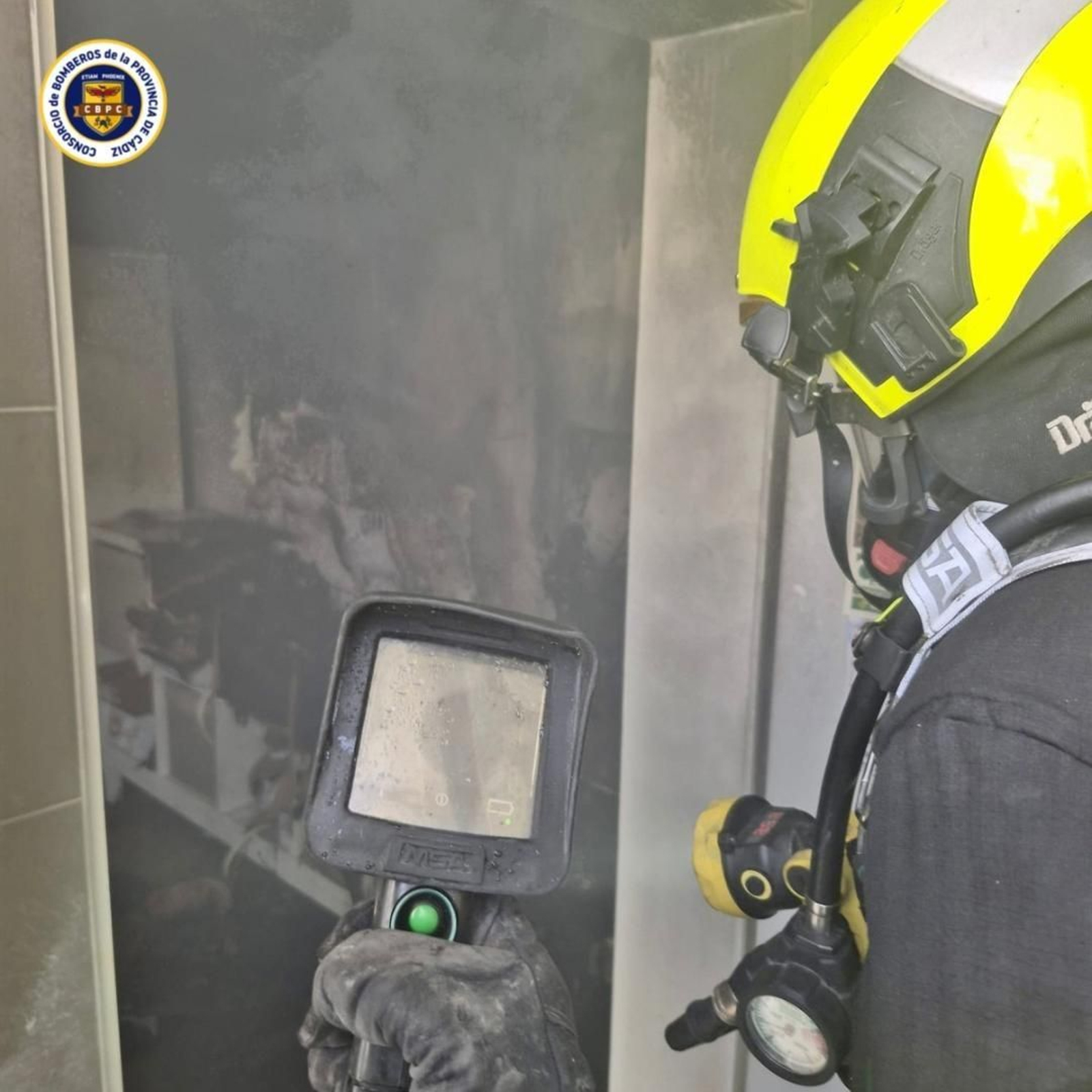 Los bomberos actúan en un incendio en una vivienda de Chiclana.