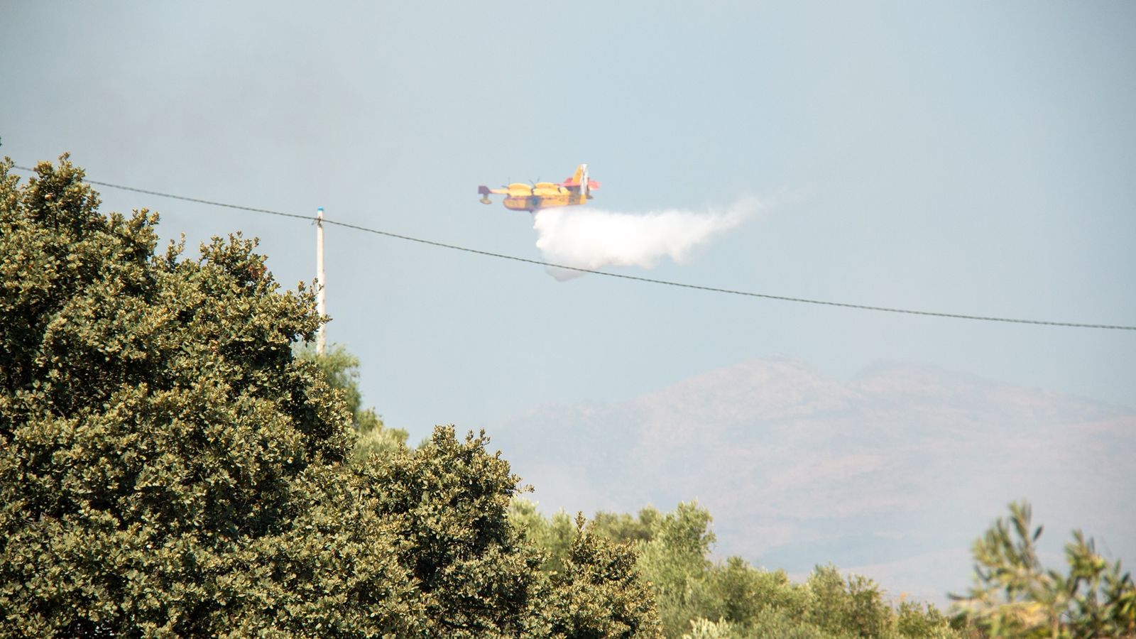 El trabajo para controlar el incendio de Almuñécar, en imágenes