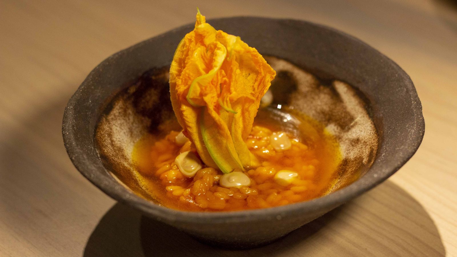 Uno de los platos: arroz con flor de calabacín