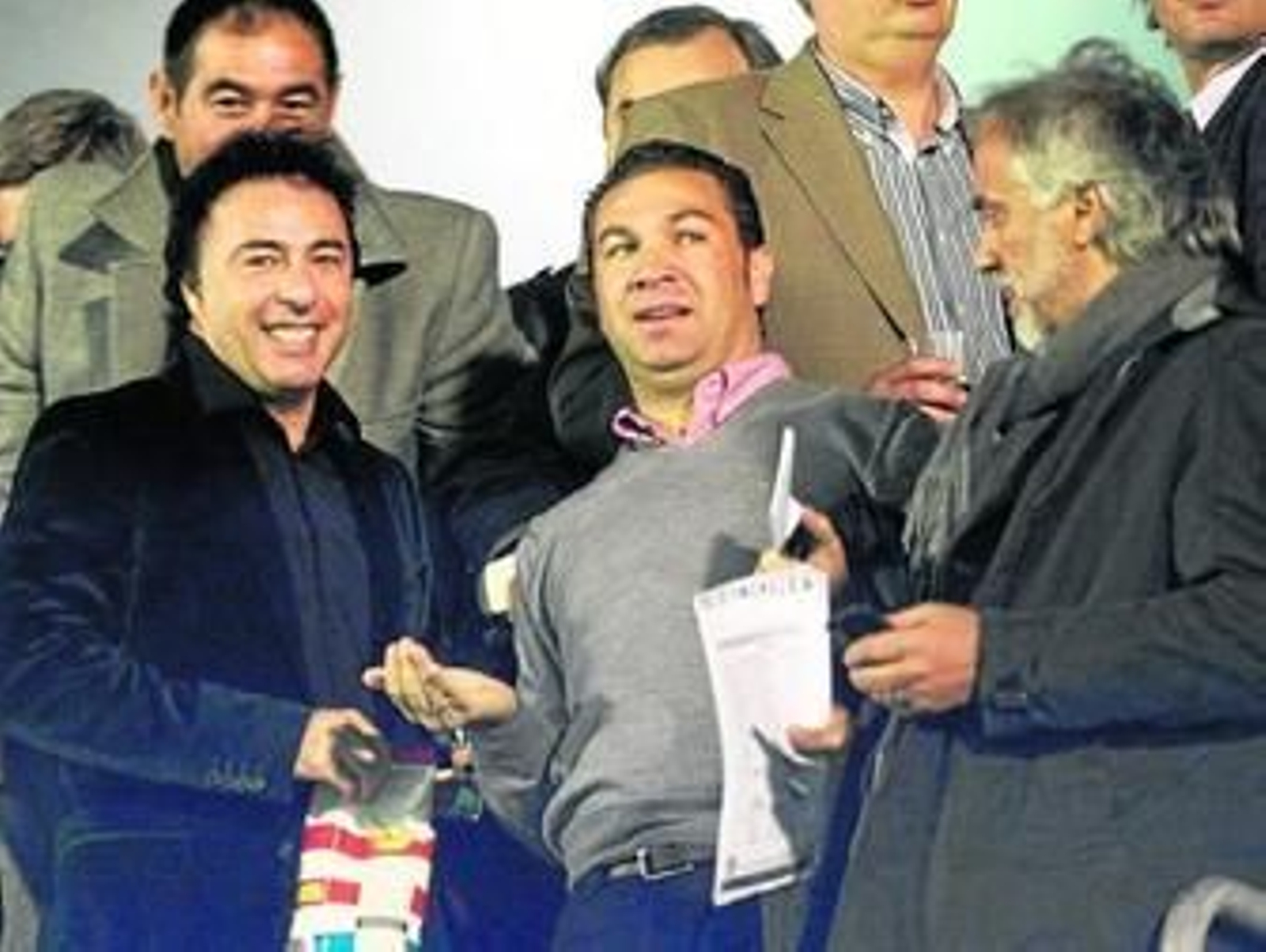 Quique Pina (i), Juan Carlos Cordero y Richard Moar, ayer en el palco del Ramón de Carranza.
