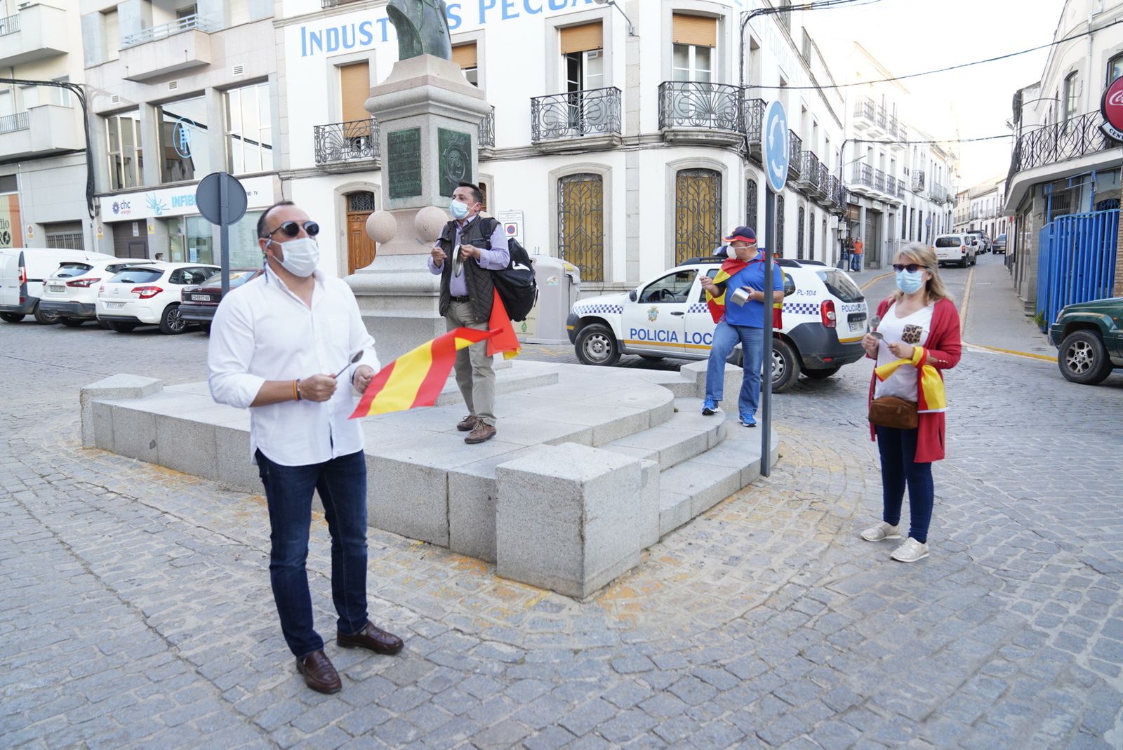 Asistentes a la cacerolada de Pozoblanco.