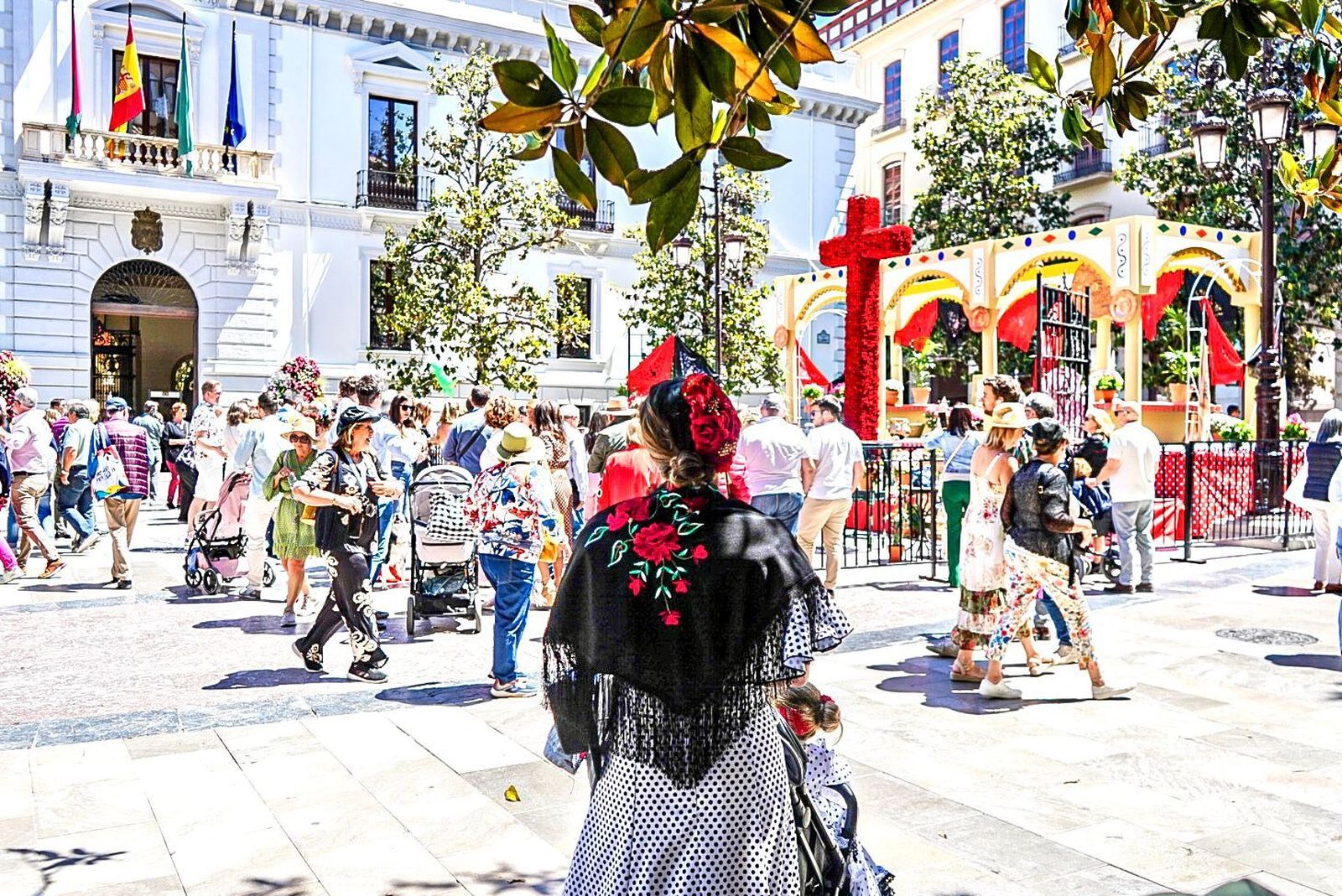 Segundo día de cruces en Granada, en fotos