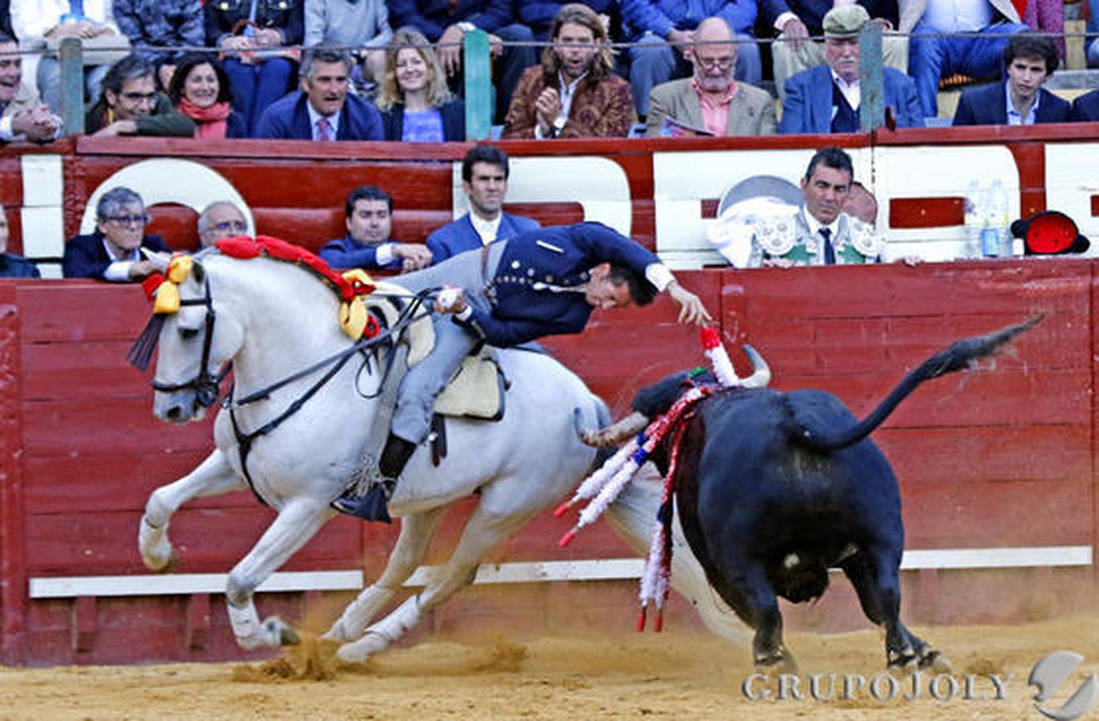 Leonardo Hernández puso la cima del espectáculo conectando muchísimo con el público. En la foto en una arriesgada banderilla corta al violín. 

Foto: Miguel Angel Gonzalez