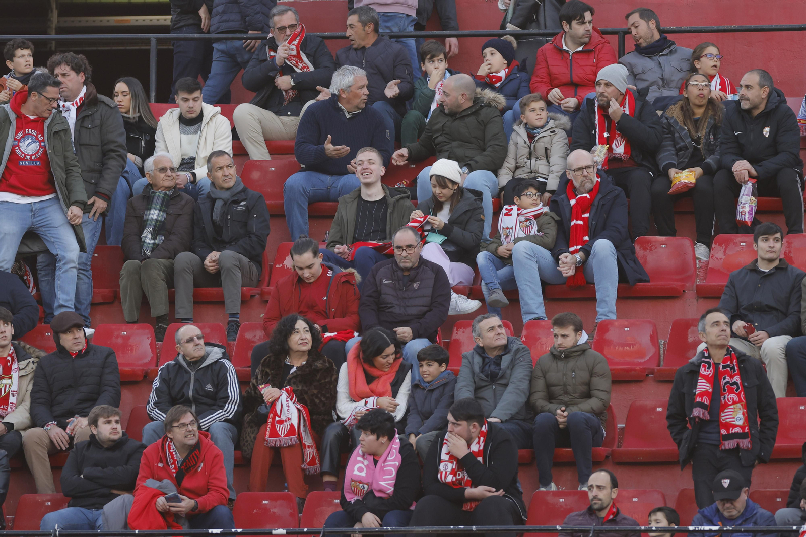 Búscate en las fotos del Sevilla-Elche