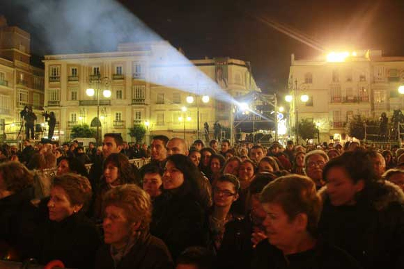Imagen de la Plaza San Antonio en un momento del pregón./Fotos:Lourdes de Vicente

Foto: Lourdes de Vicente