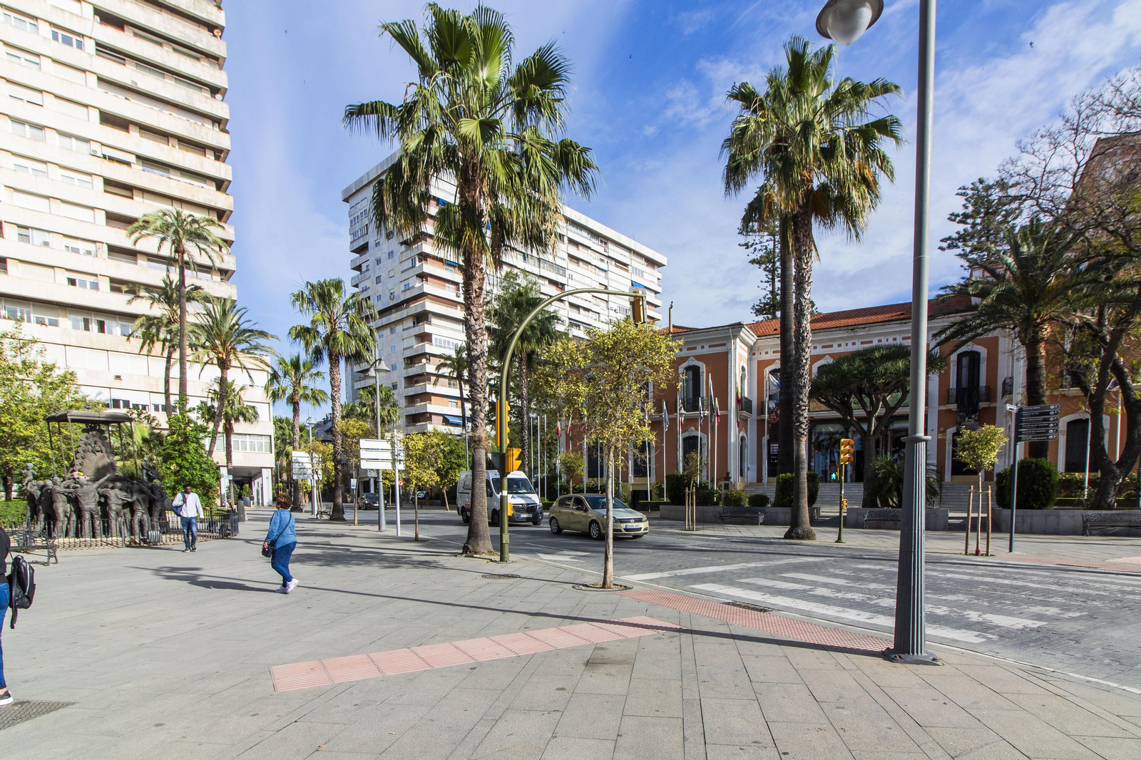 Palmeras frente a la Casa Colón en Huelva capital. Palmeras frente a la Casa Colón en Huelva capital.