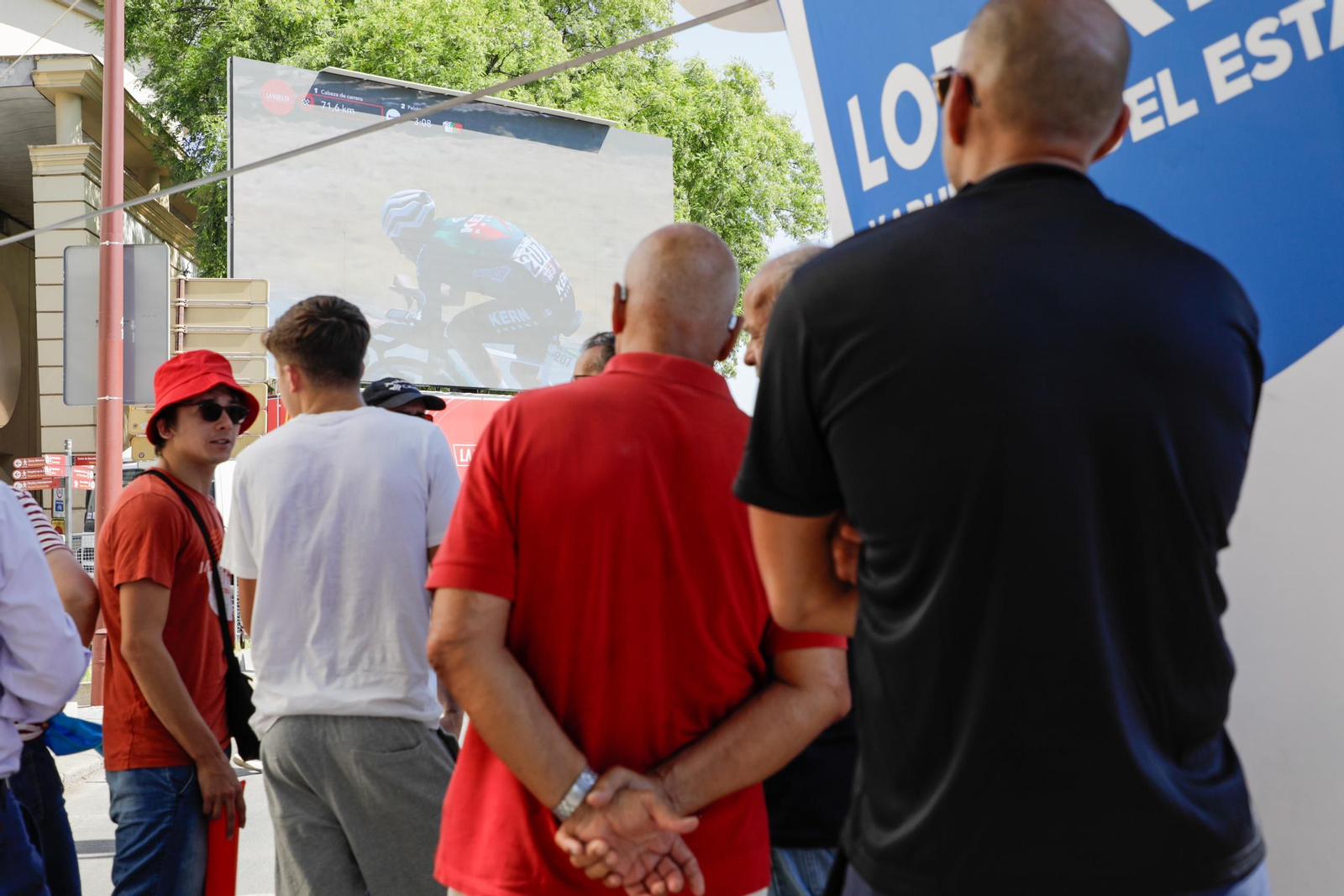 Ambiente del final de la 5ª etapa de la Vuelta ciclista a España, a su llegada a Sevilla