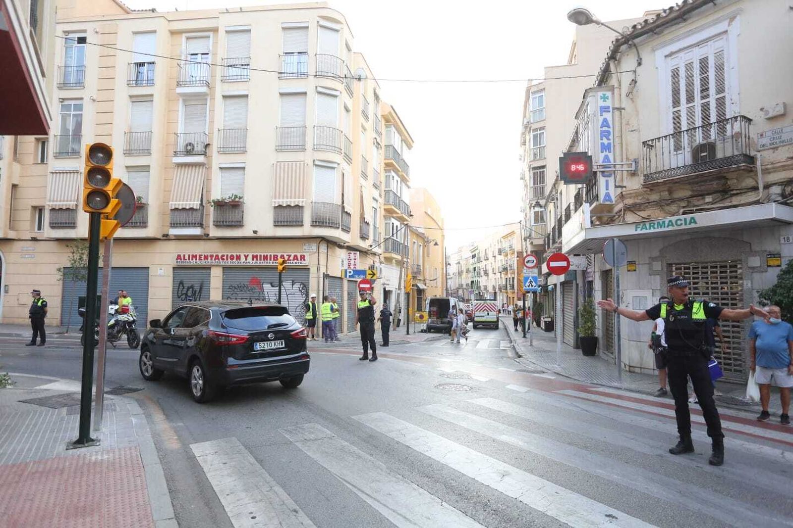 Agentes ordenan el tráfico al final de Ollerías, que cambia de sentido como vía de salida desde Carretería.