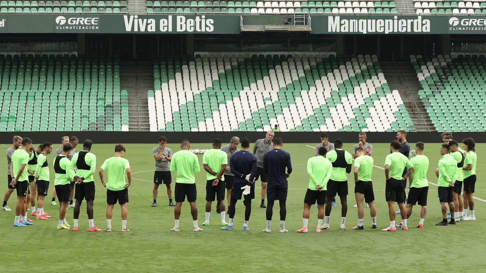 Pellegrini dialoga con sus jugadores al inicio del entrenamiento de ayer en el Villamarín.