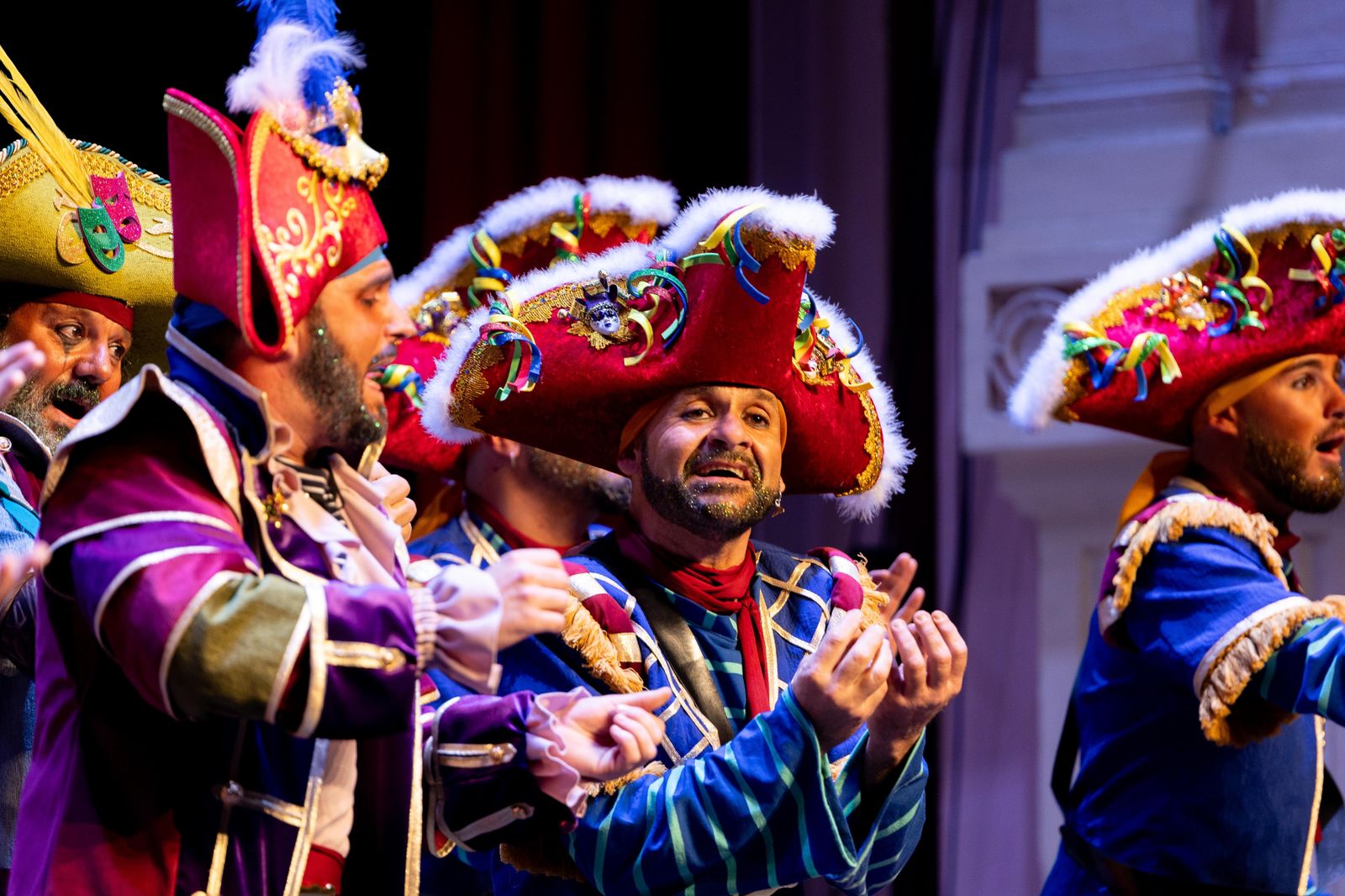 Imágenes de la actuación de la comparsa de Huelva "La Colombina" en el Carnaval Colombino