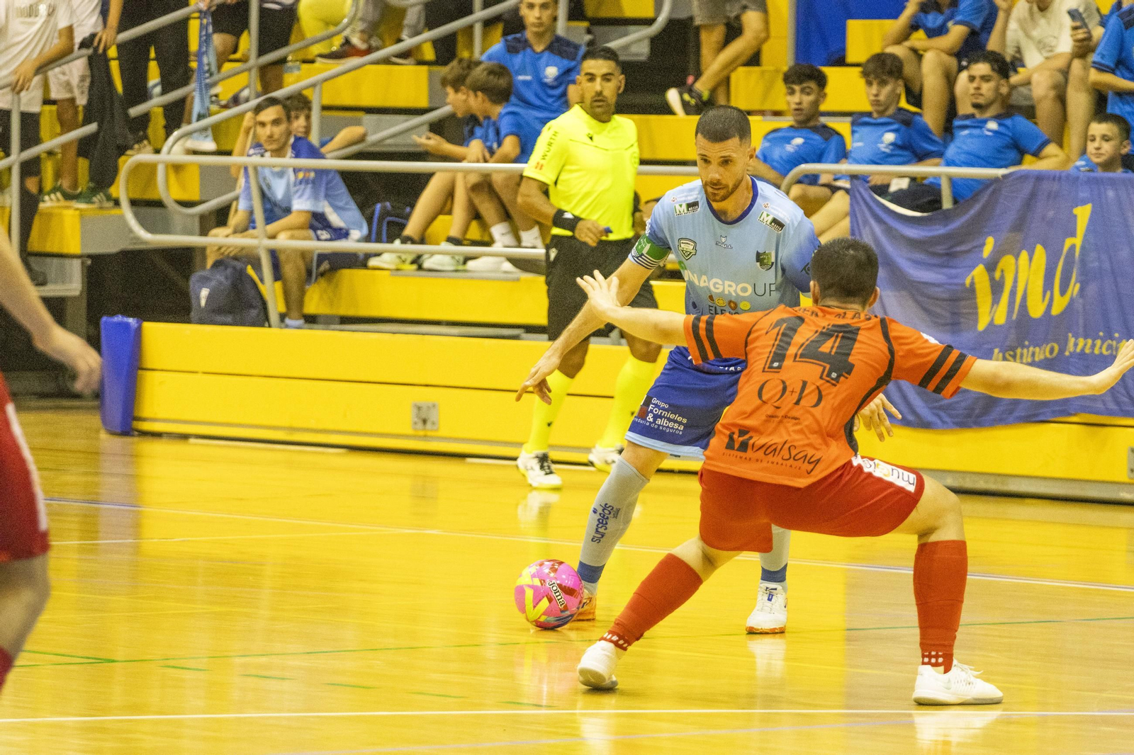 Josete encara a un rival durante el encuentro de la pasada jornada disputado por los celestes en casa.