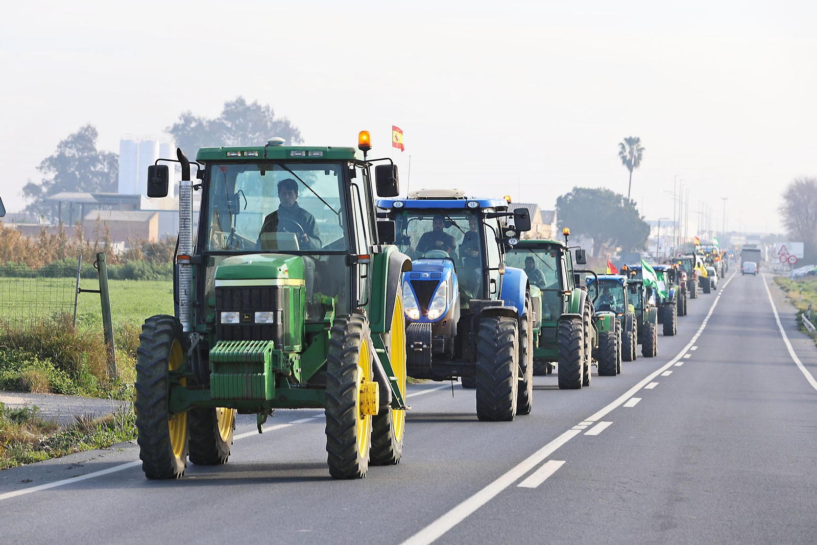 Las imágenes de la tractorada de los agricultores de Huelva este martes