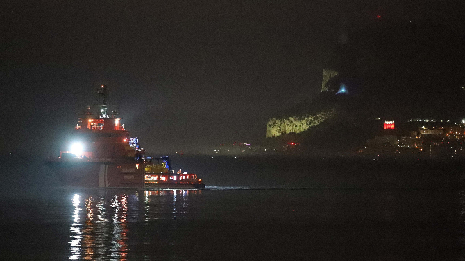 Fotos del traslado a Algeciras del helicóptero de Aduanas accidentado