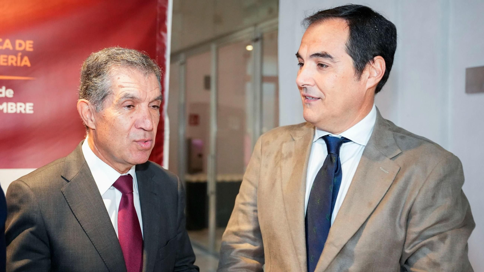 José Antonio Nieto (derecha), este jueves con el presidente del TSJA, Lorenzo del Río, en el Congreso de la Abogacía.
