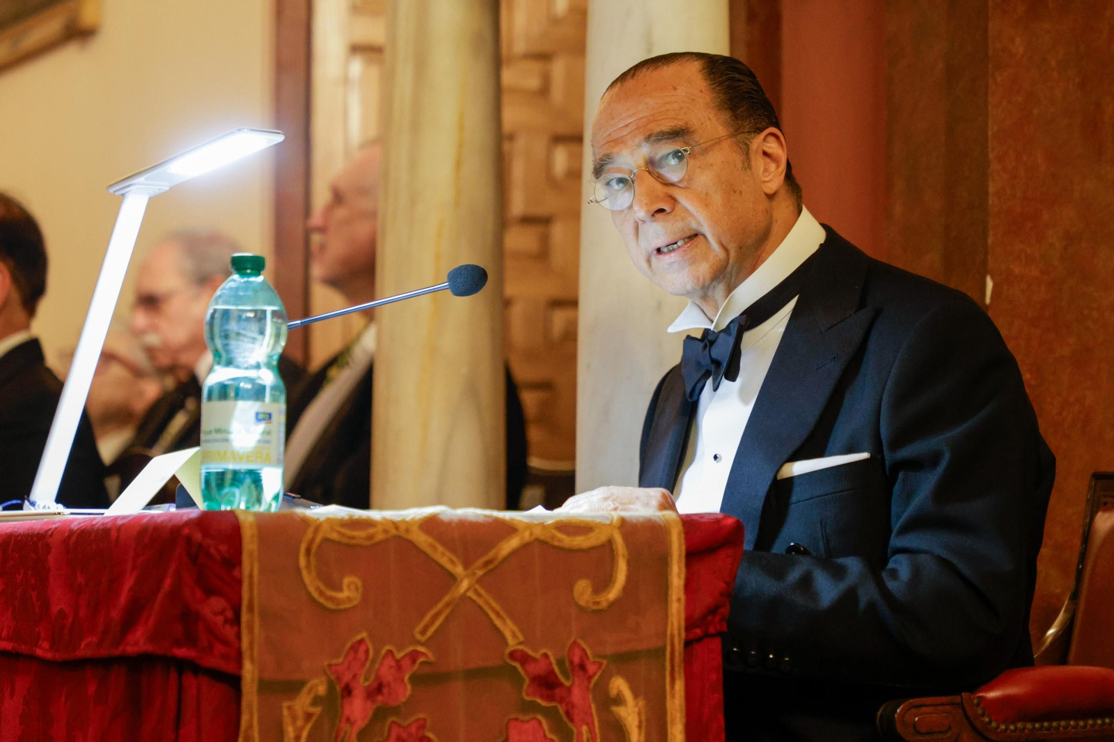 Las imágenes del ingreso en la Academia de Ciencias Sociales y del Medio Ambiente, Antonio Vázquez, apadrinado por José Damián Bogas