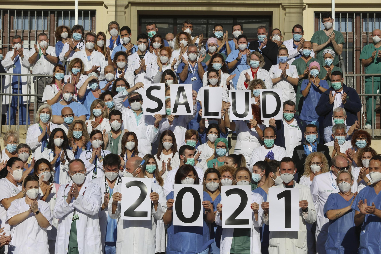 Los sanitarios de Málaga despiden 'el año del coronavirus' y le piden salud a 2021