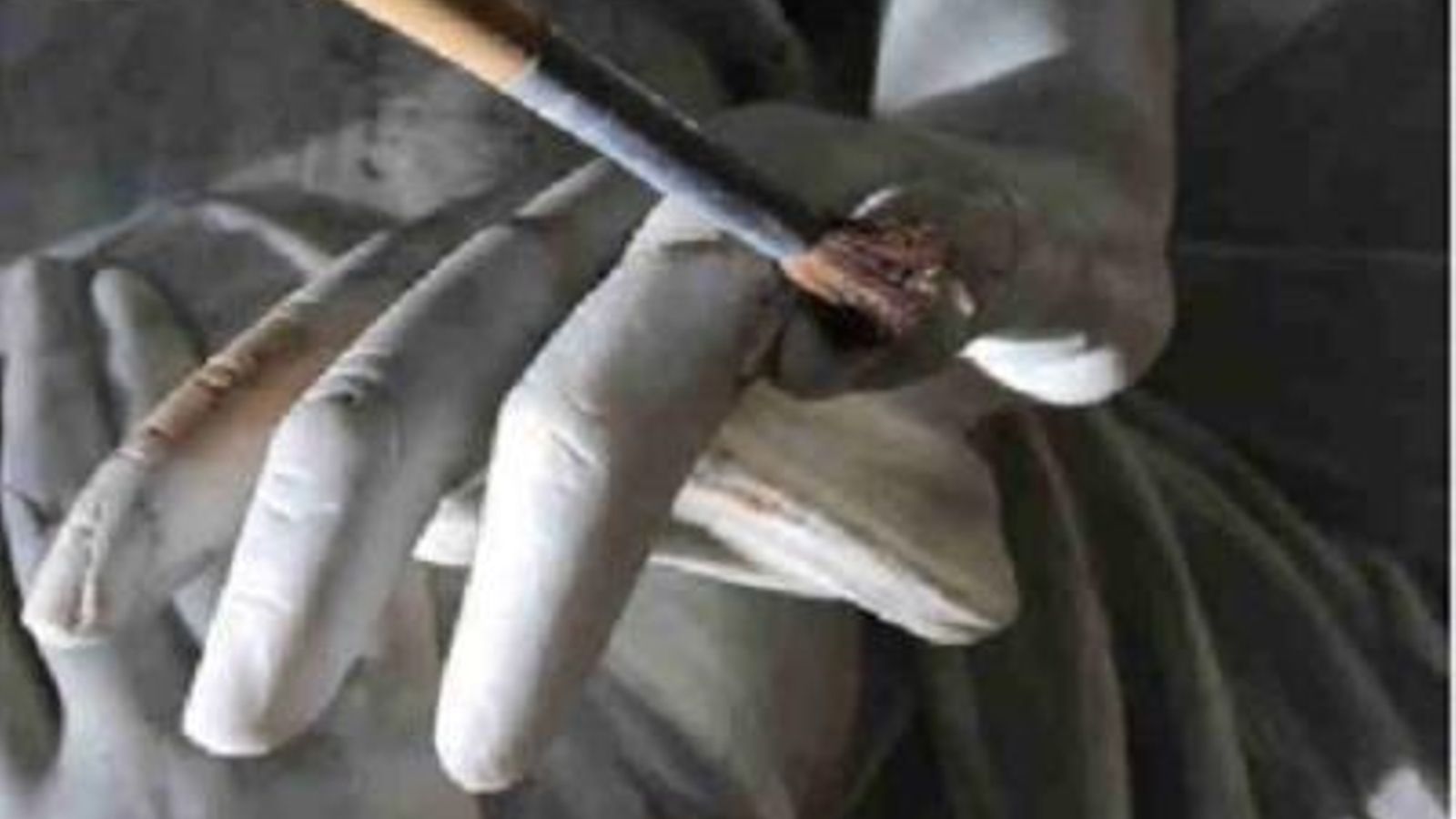 Un operario durante las tareas de reposición.