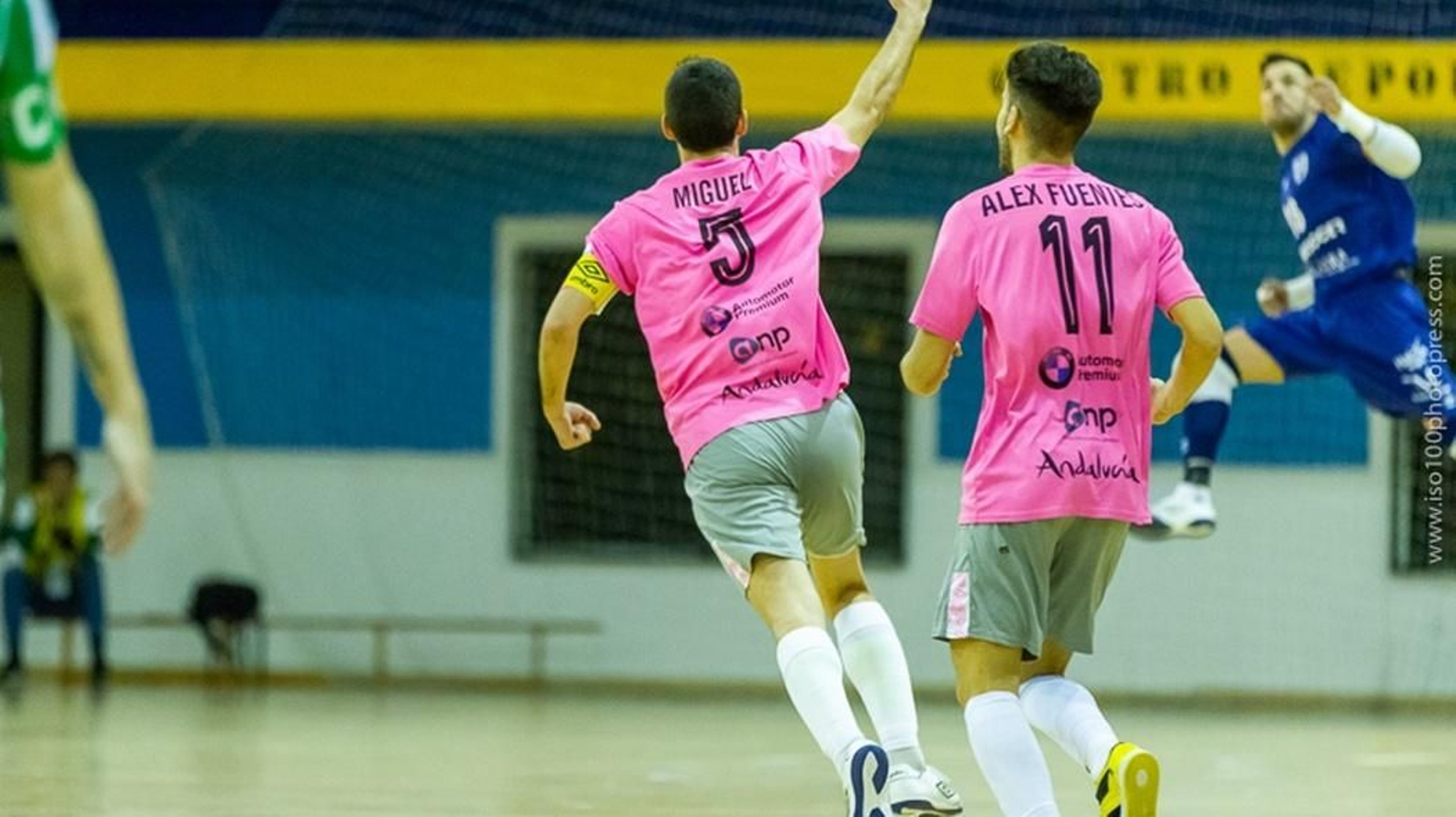 Jugadores del UMA Antequera, celebrando un gol.