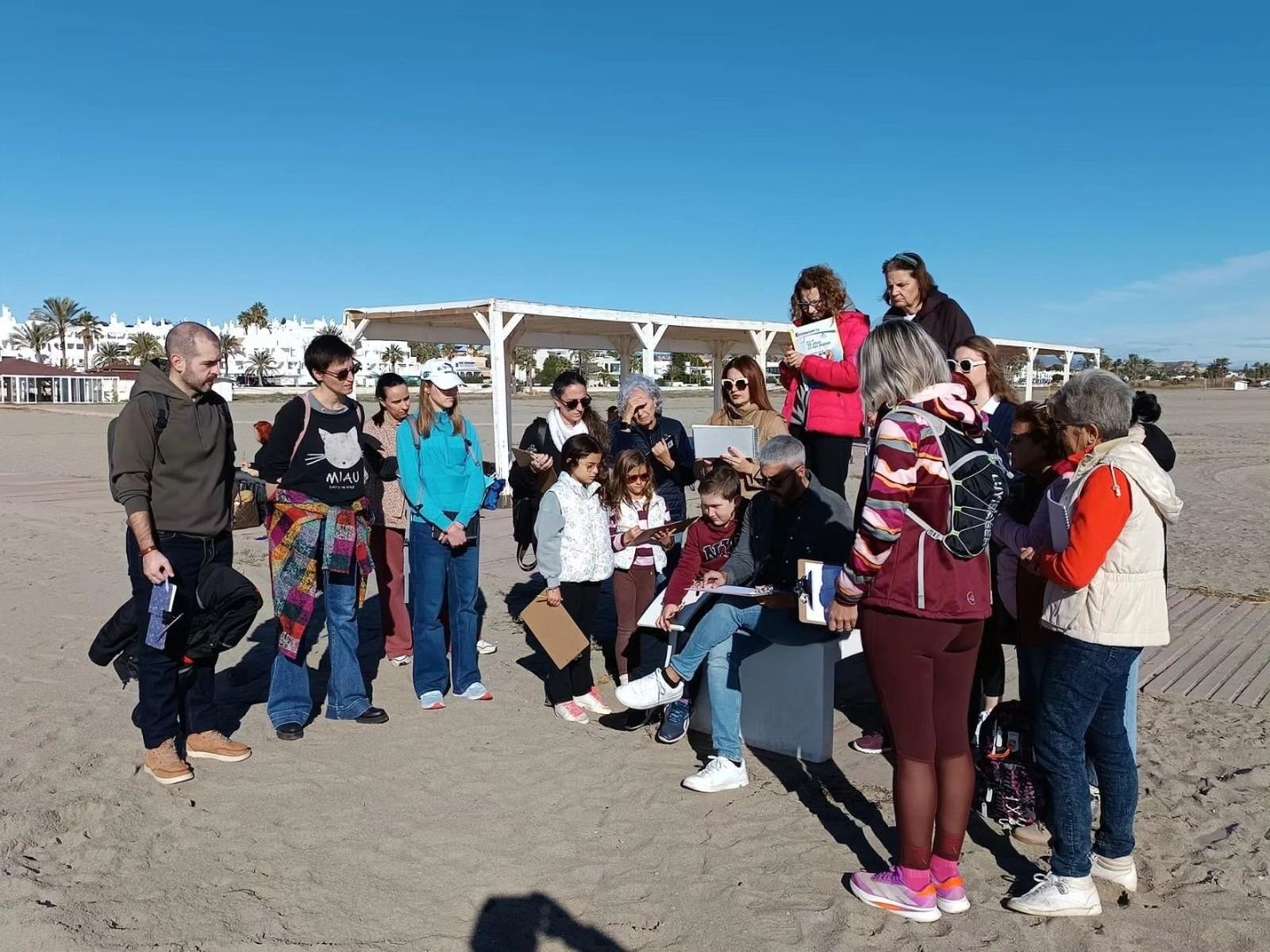 Las playas de Vera se llenan de arte y deporte con el éxito de 'Tus Playas de Invierno