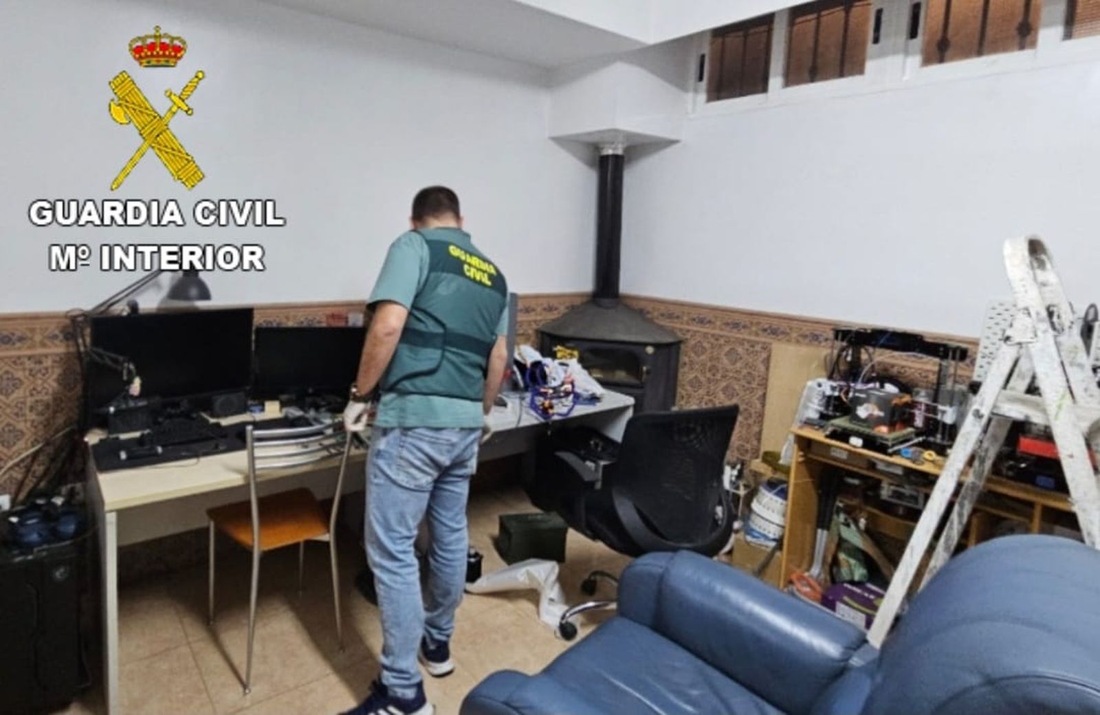 Un agente de la Guardia Civil inspecciona el domicilio del detenido.