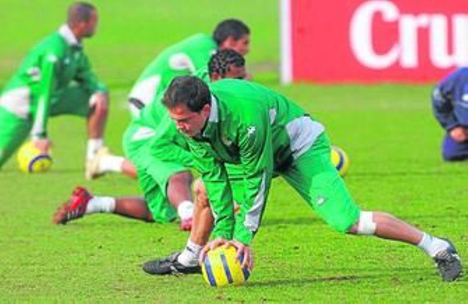Nano realiza un ejercicio apoyado en un balón durante un entrenamiento con el Betis.