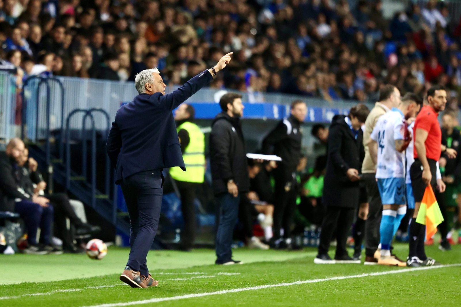 Sergio Pellicer da órdenes ante el Castellón.