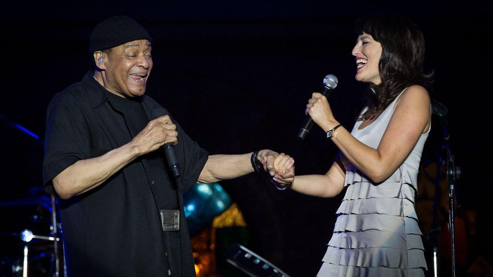 Laura Furci, cantando con Al Jarreau.