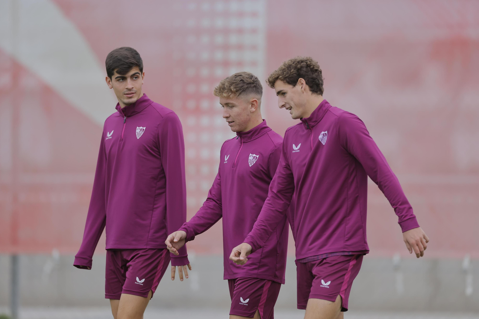 Juanlu, Isra  y Manu Bueno charlan antes del entrenamiento previo a la Copa del Rey.
