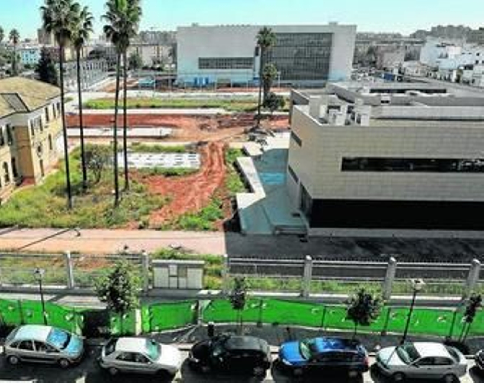 El centro cívico de La Ranilla (derecha) está acabado y sin uso desde 2011.