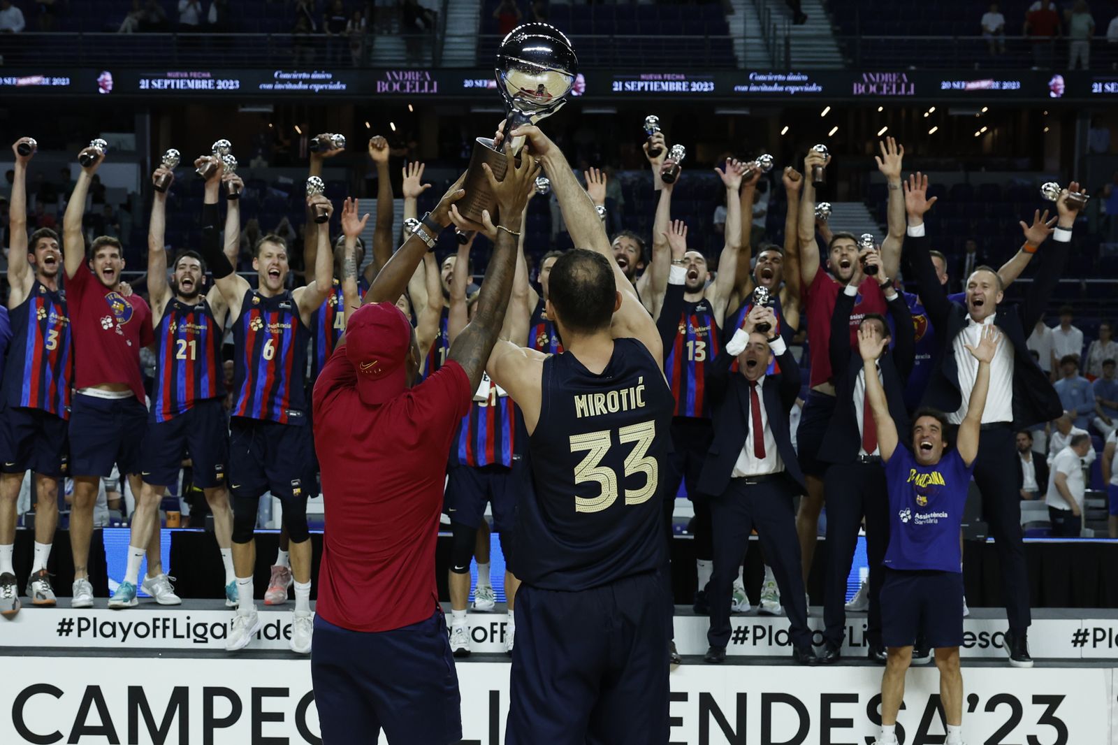 Mirotic alza la copa de campeón ante el júbilo de sus compañeros.