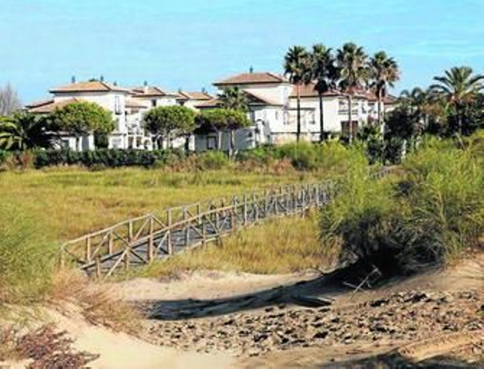 Una línea de viviendas de la costa afectada por el deslinde en Isla Canela. Una línea de viviendas de la costa afectada por el deslinde en Isla Canela.
