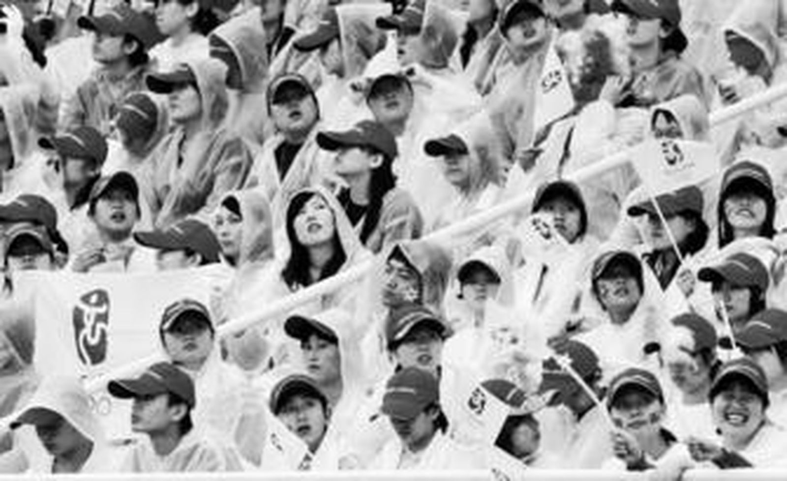 Los espectadores del Nido de Pájaro siguen la prueba masculina de pentatlón moderno enfundados en chubasqueros.