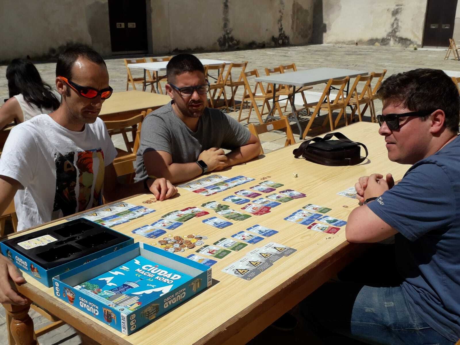Juegos de mesa en el Castillo de San Romualdo.