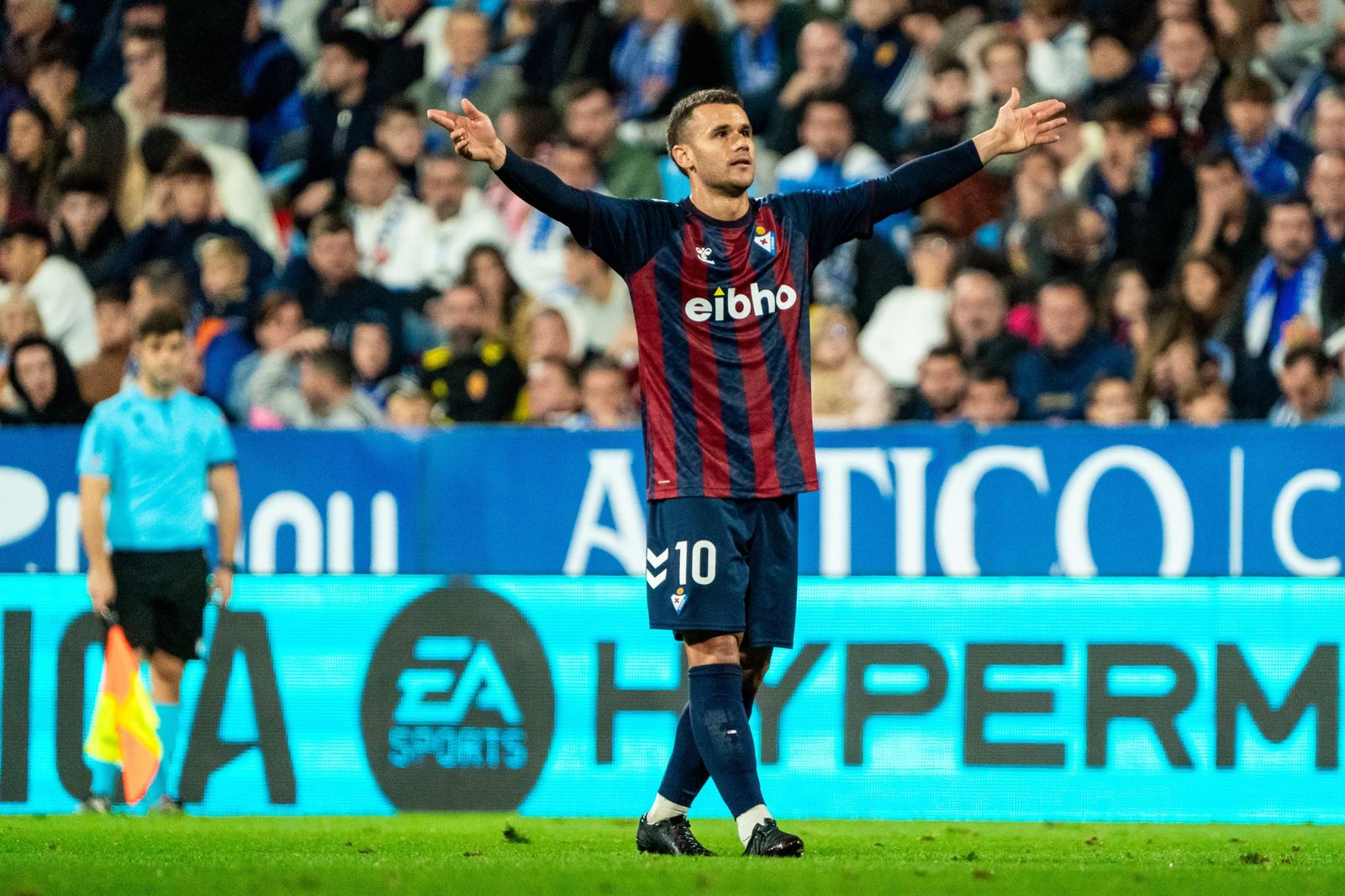 Aketxe levanta los brazos tras su golazo.