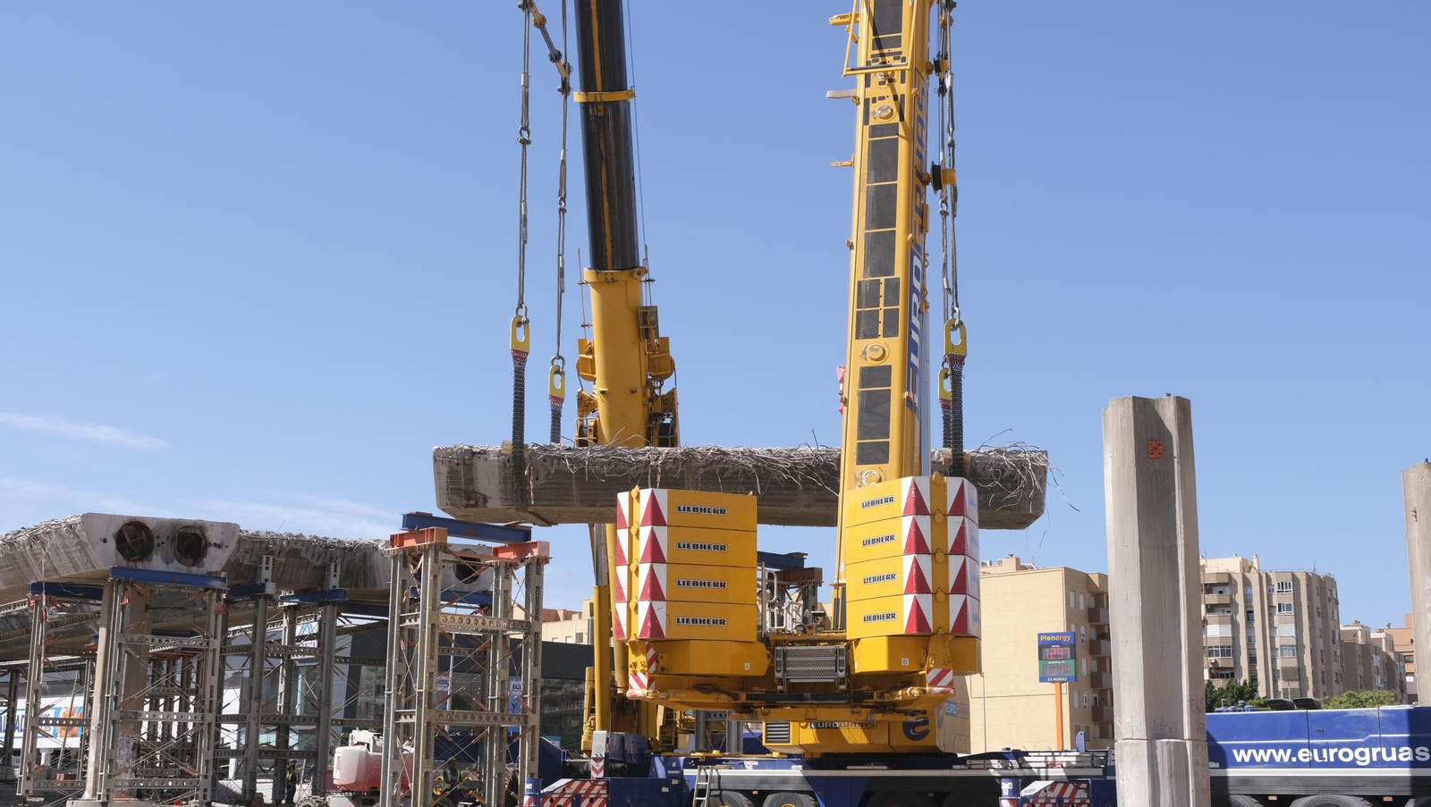 El Puente de la Avenida del Mediterráneo en su última fase de desmantelamiento, en imágenes